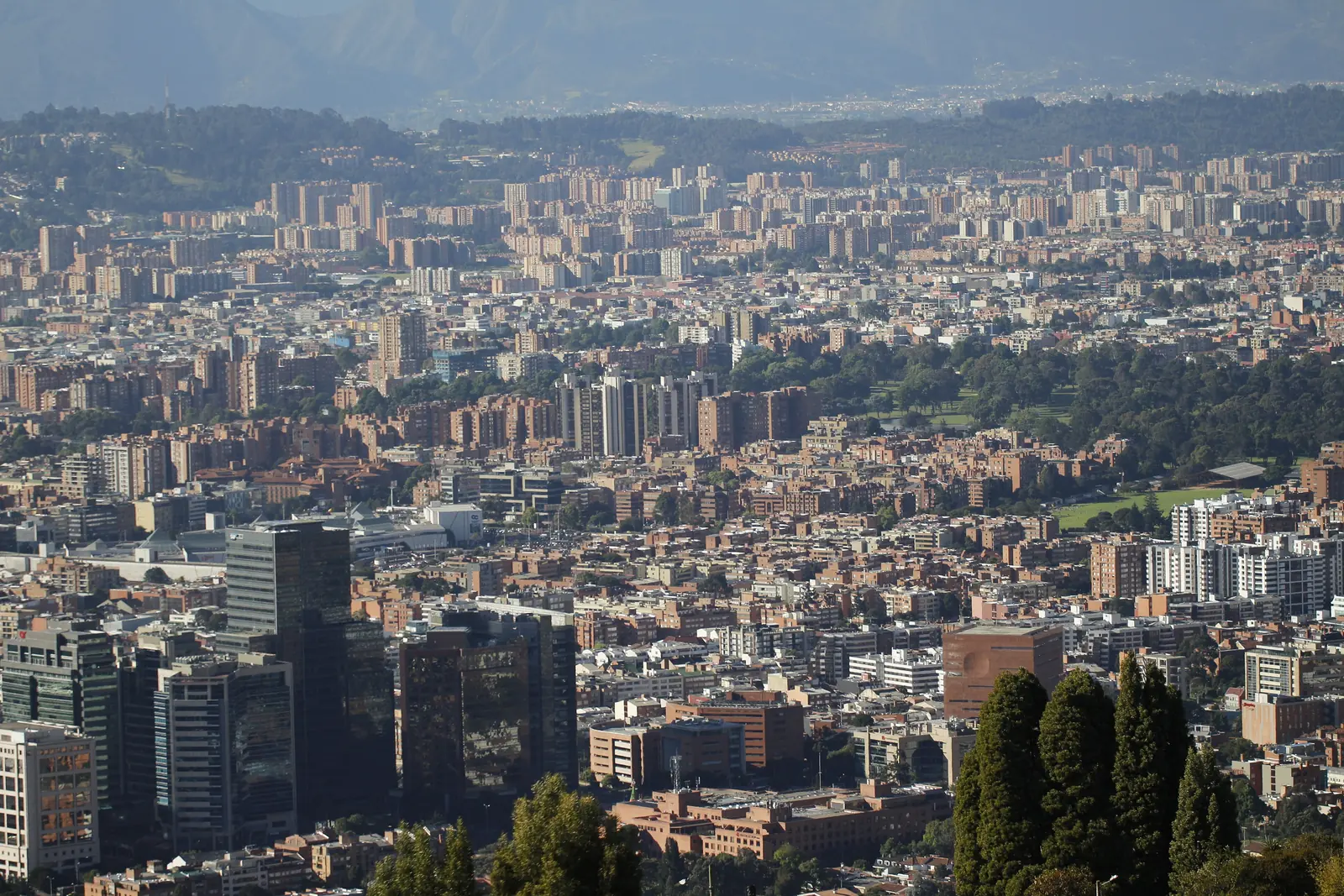Vista panorámica de Bogotá desde Usaquén, con edificios del norte de la ciudad y los cerros al fondo